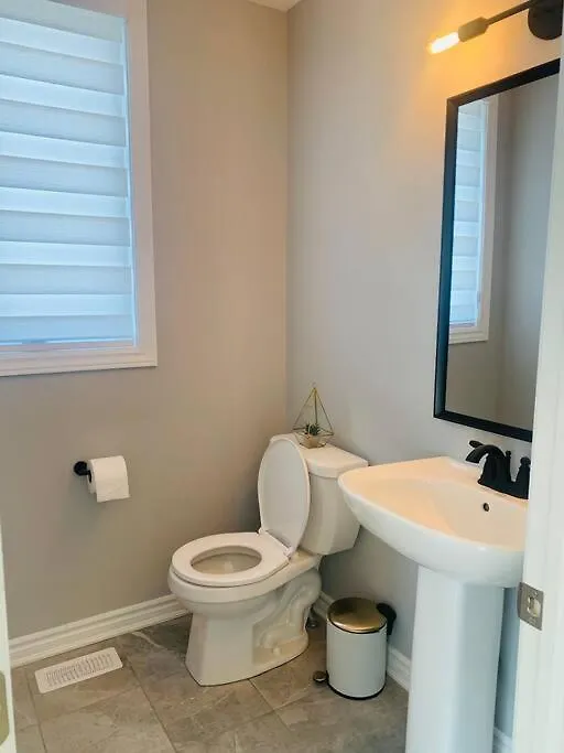 Nyaraló Modern 3 Story Townhouse In A Great Location! Villa Ottawa