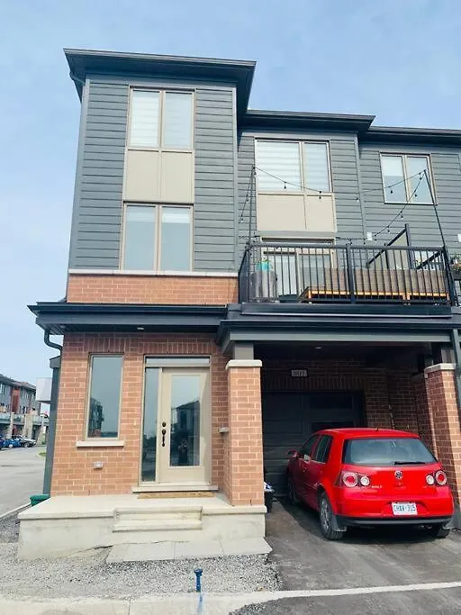 Modern 3 Story Townhouse In A Great Location! Villa Ottawa 0*,  Kanada